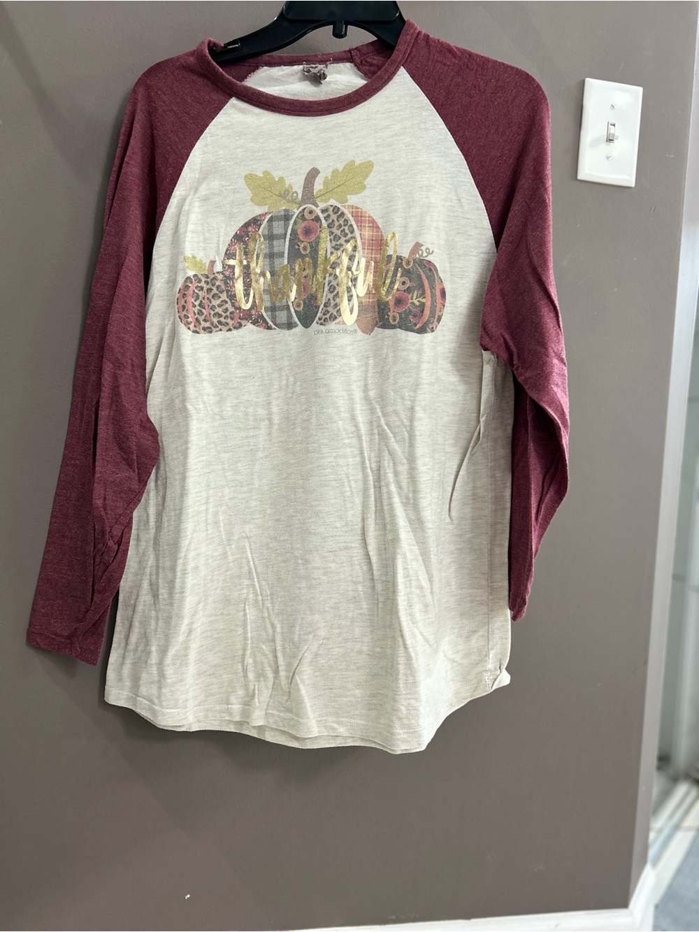 Long-Sleeve Raglan Tee with Fall Pumpkin Graphic - Maroon and Cream